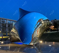 Vysoká zrcadlová leštěná socha pulzující srdce