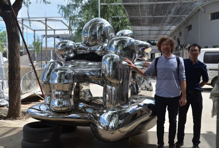 forged-casted-stainless-steel-artwork-sculpture-mirror-polished- sculpture
