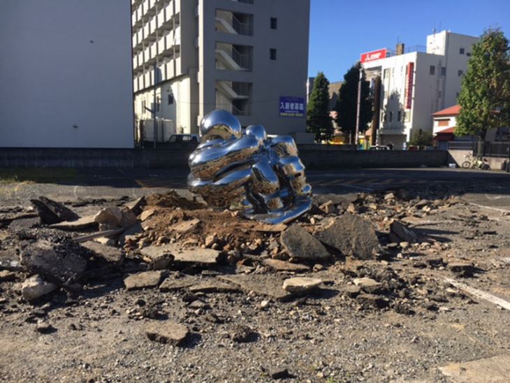 Installation-the-mirror-stainless-steel-sculpture-at-Japan3