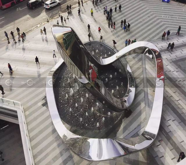 Urban socha z nerezavějící oceli