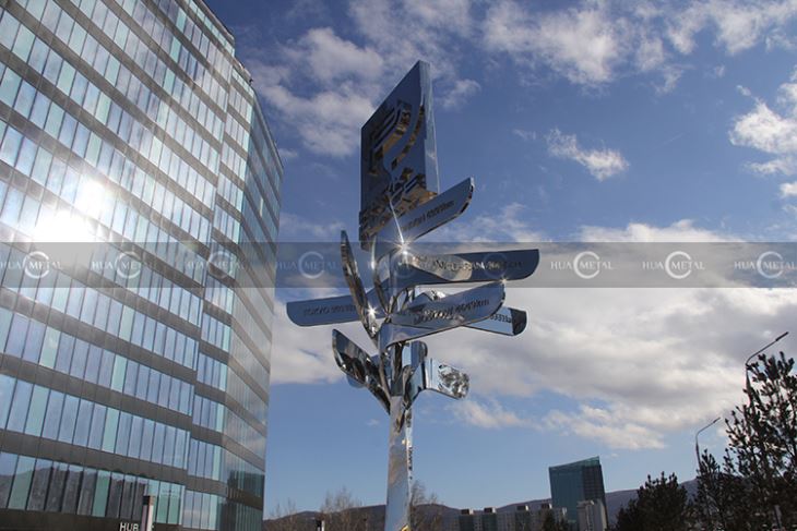 Super-Mirror-polished-stainless-steel-urban-sculptures-maquette